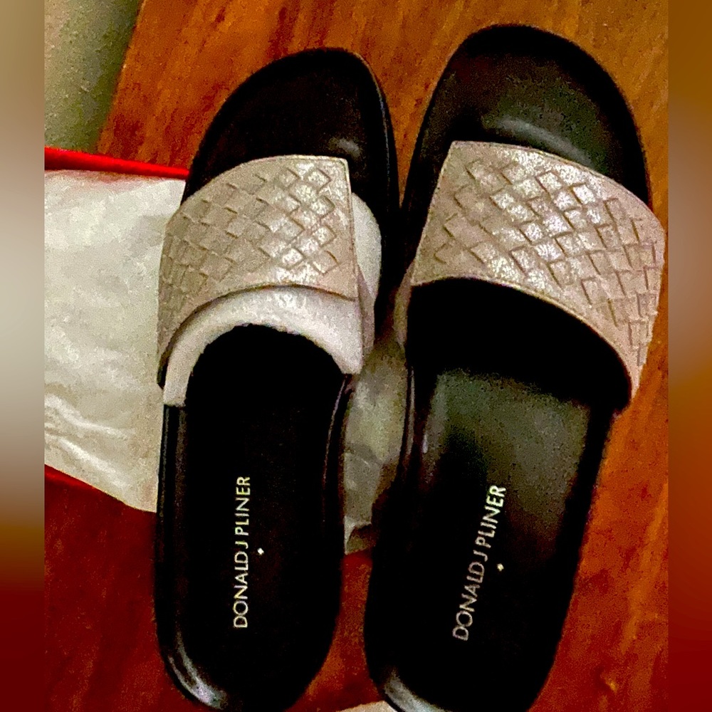 Donald Pliner Gun metal Woven Soft Kid
size 7.5